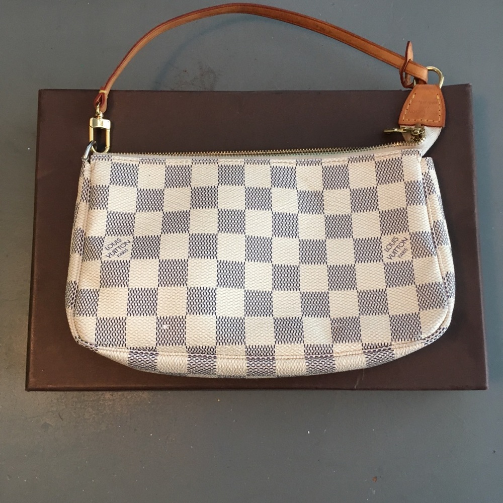 LV Damier